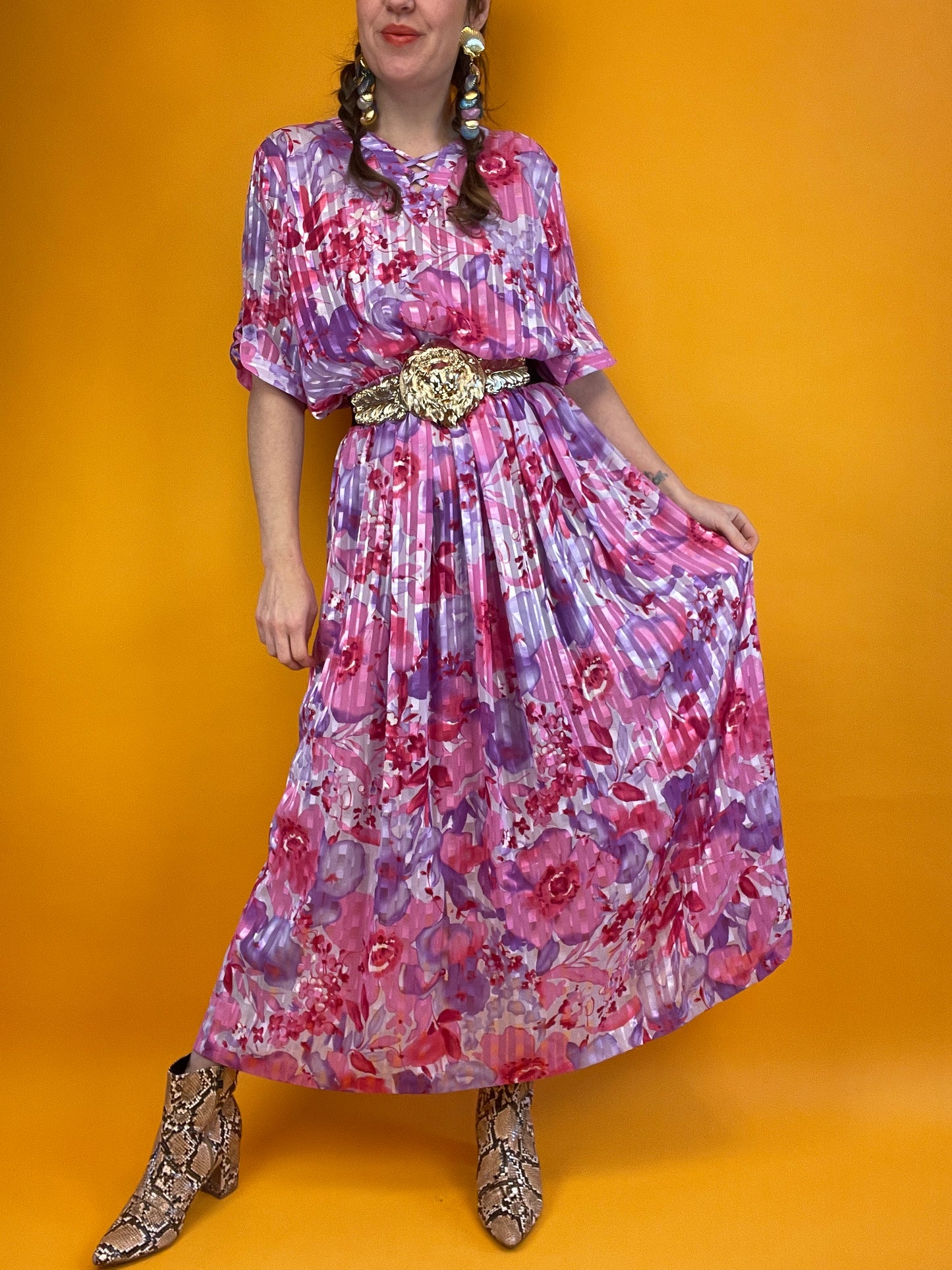 80s/90s Maxikleid mit Blumenprint und schimmerndem Webstreifenmuster