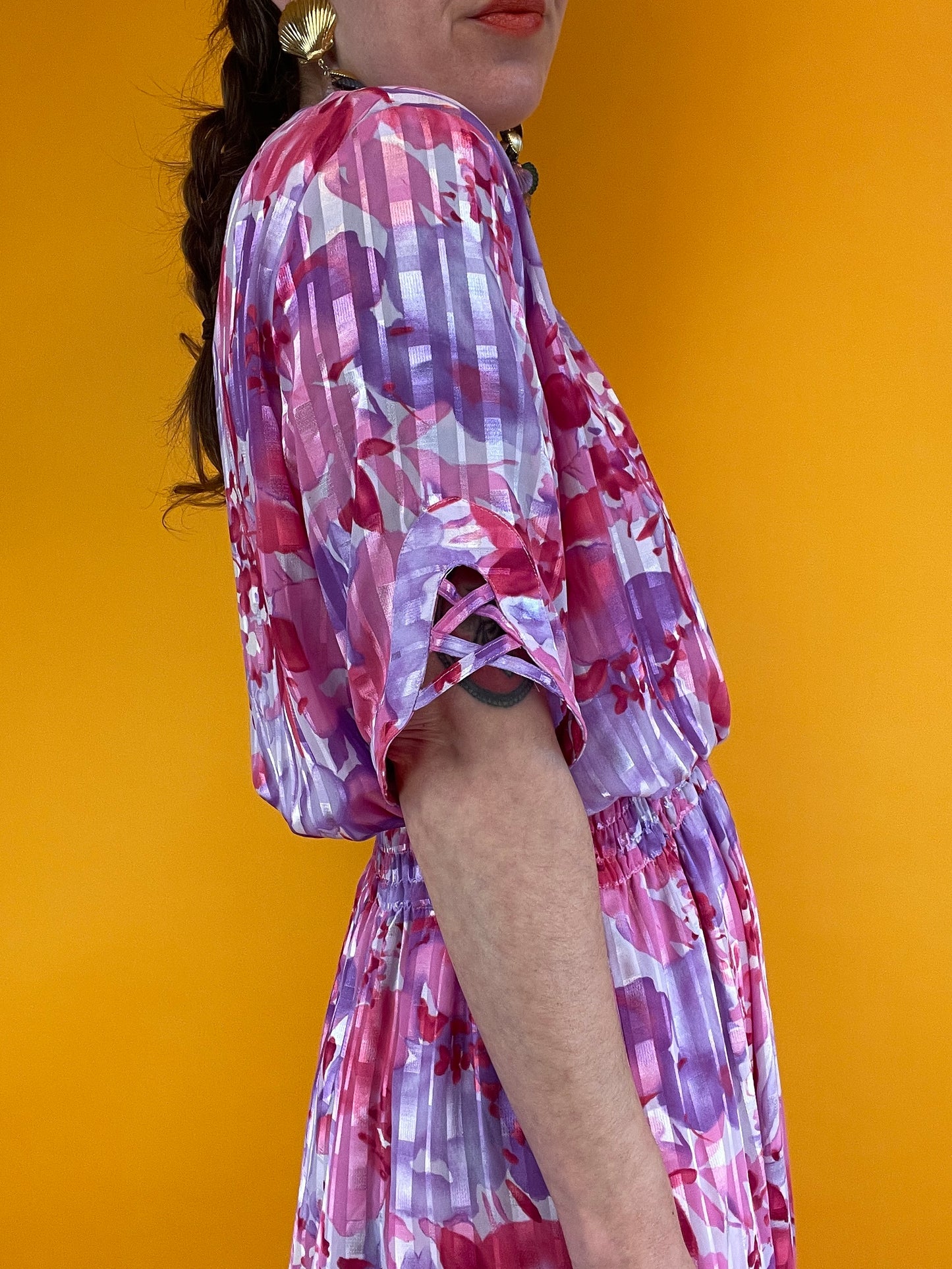 80s/90s Maxikleid mit Blumenprint und schimmerndem Webstreifenmuster