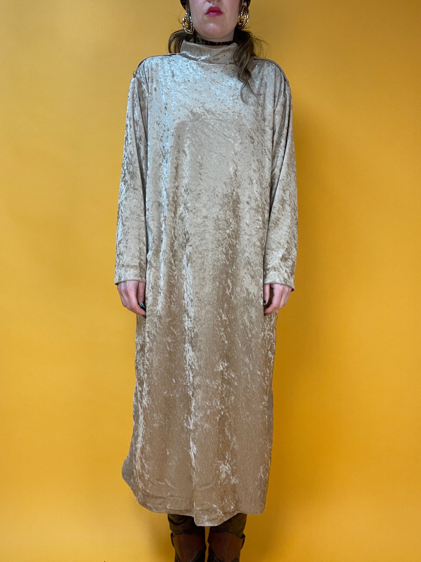 Goldsandfarbenes Samtkleid mit Schulterriemen und goldenen Knöpfen