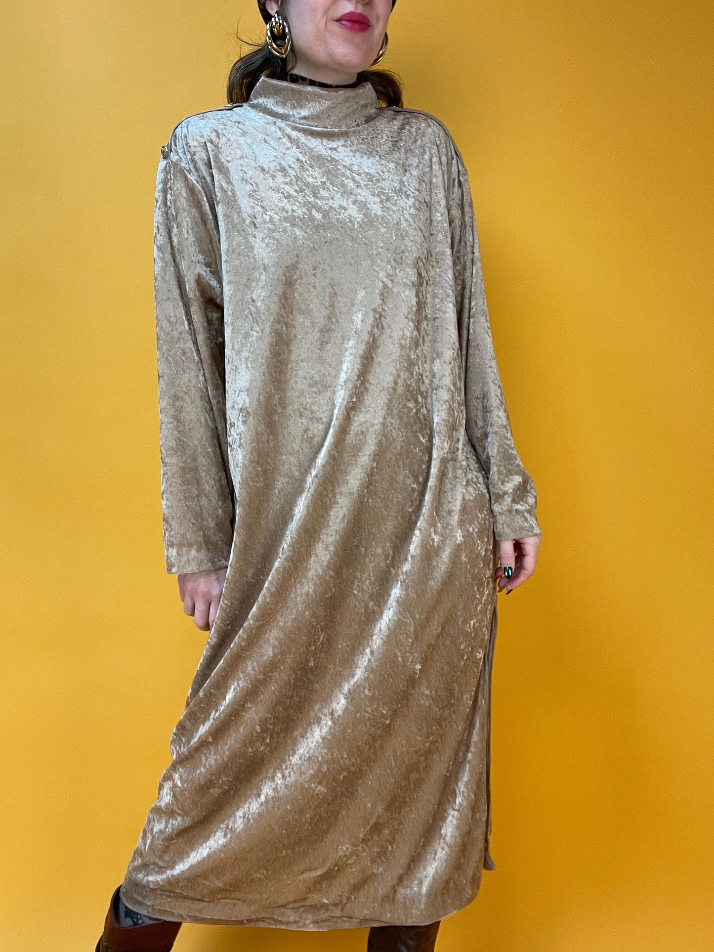 Goldsandfarbenes Samtkleid mit Schulterriemen und goldenen Knöpfen