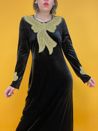 Dramatisch-sweetes Samtkleid mit fetten Glitzerapplikationen