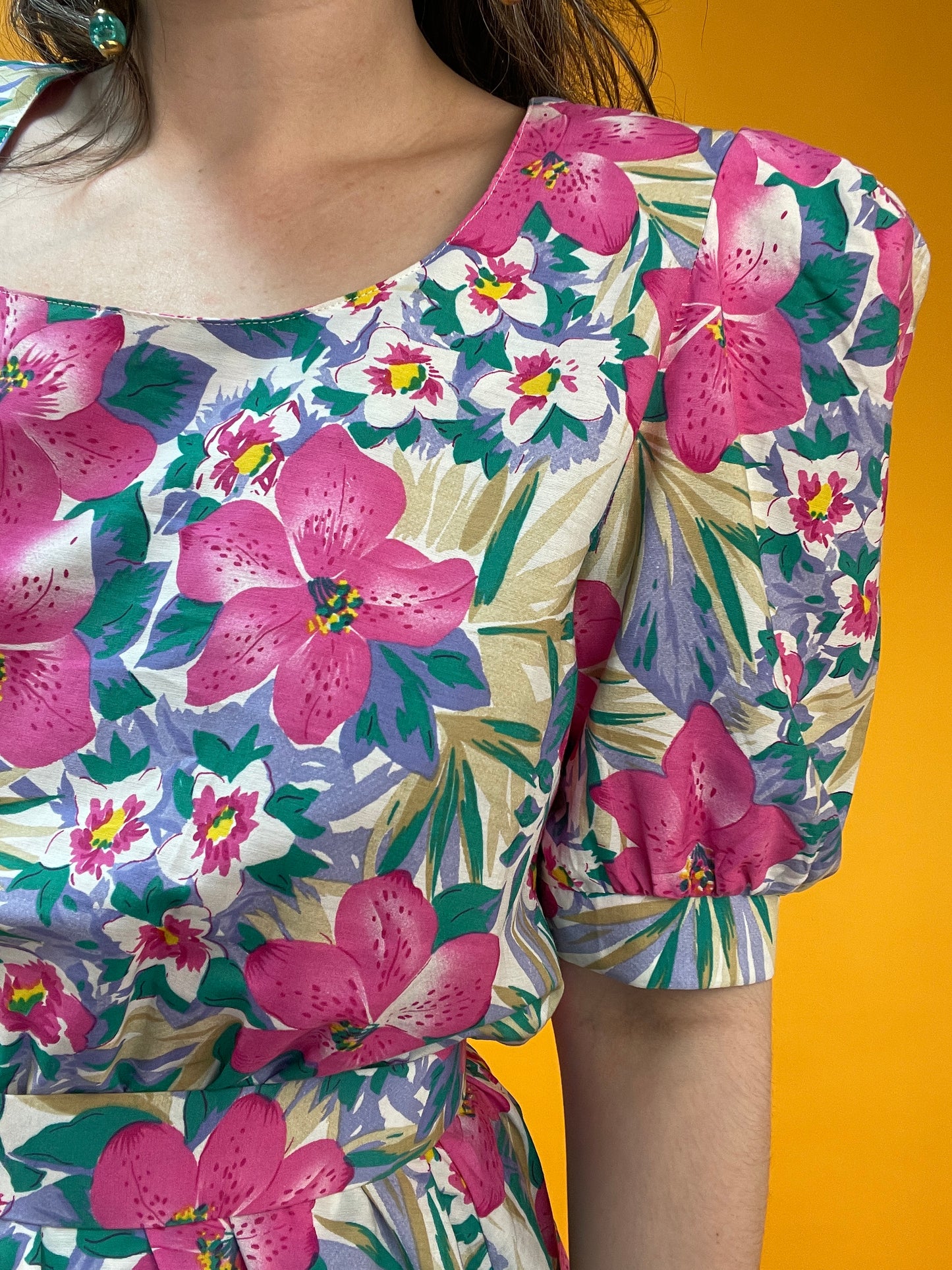 Adrettes 80s Blümchenkleid mit Schößchen und Puffärmeln