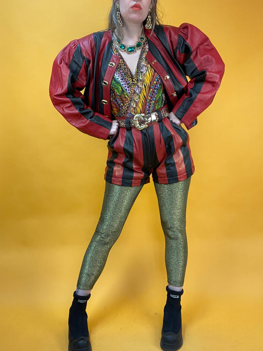 Showstopper 80s Leder Zweiteiler in schwarz-rotem Streifenpatchwork