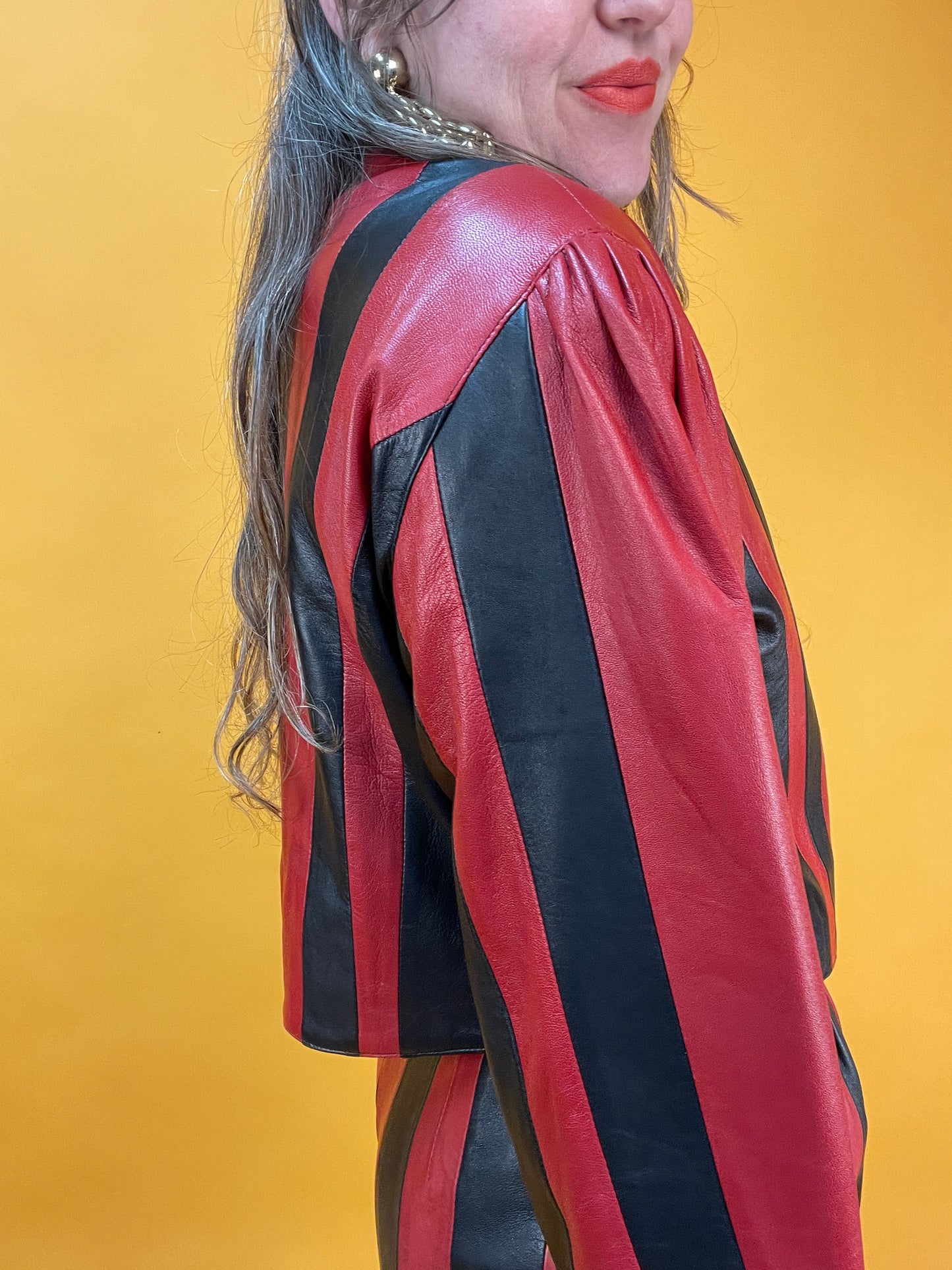 Showstopper 80s Leder Zweiteiler in schwarz-rotem Streifenpatchwork