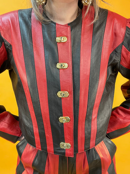 Showstopper 80s Leder Zweiteiler in schwarz-rotem Streifenpatchwork