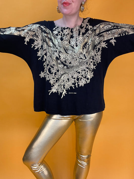 Glamouröses Longsleeve mit goldener Schlange im Blätterwald