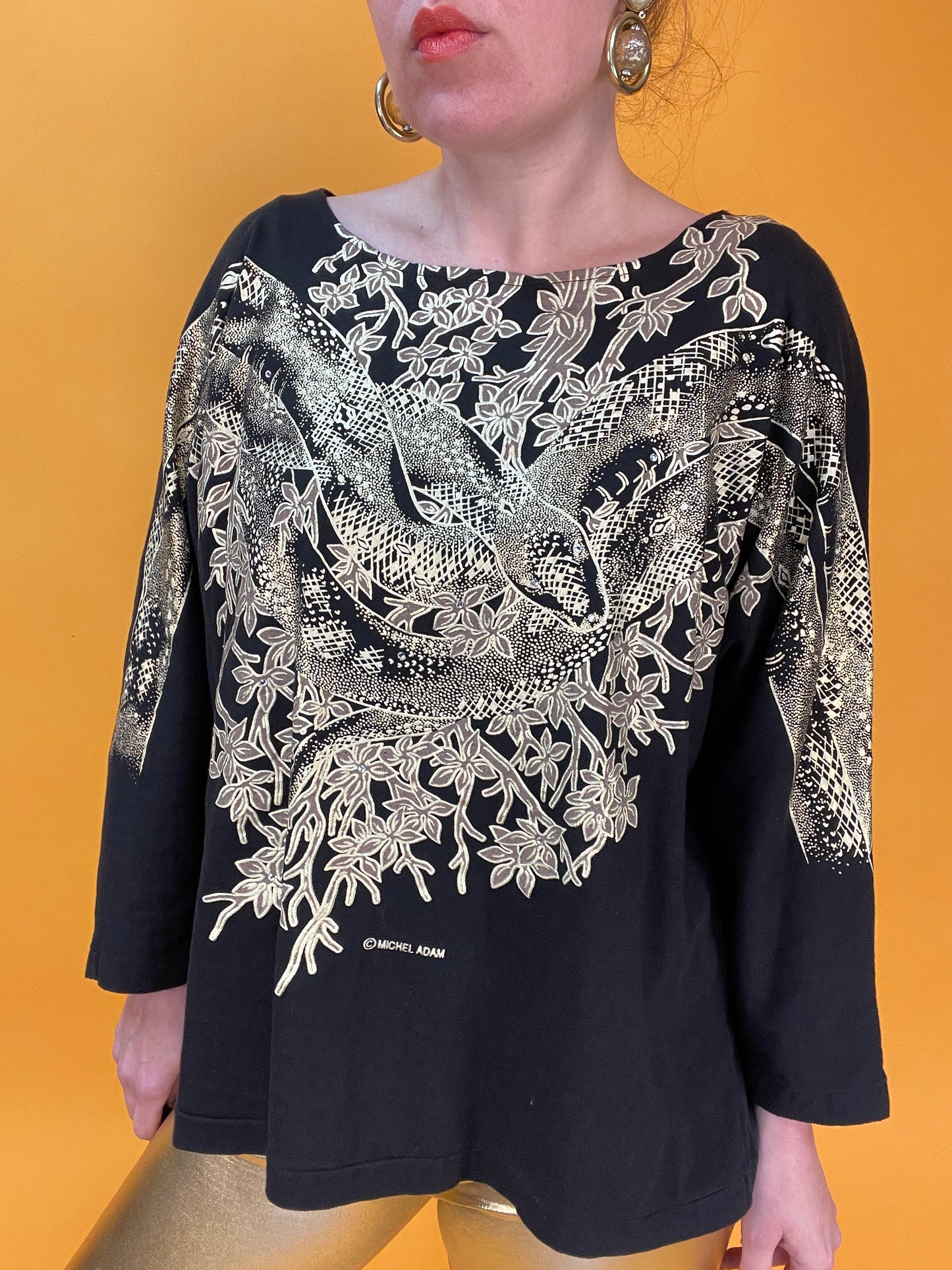 Glamouröses Longsleeve mit goldener Schlange im Blätterwald