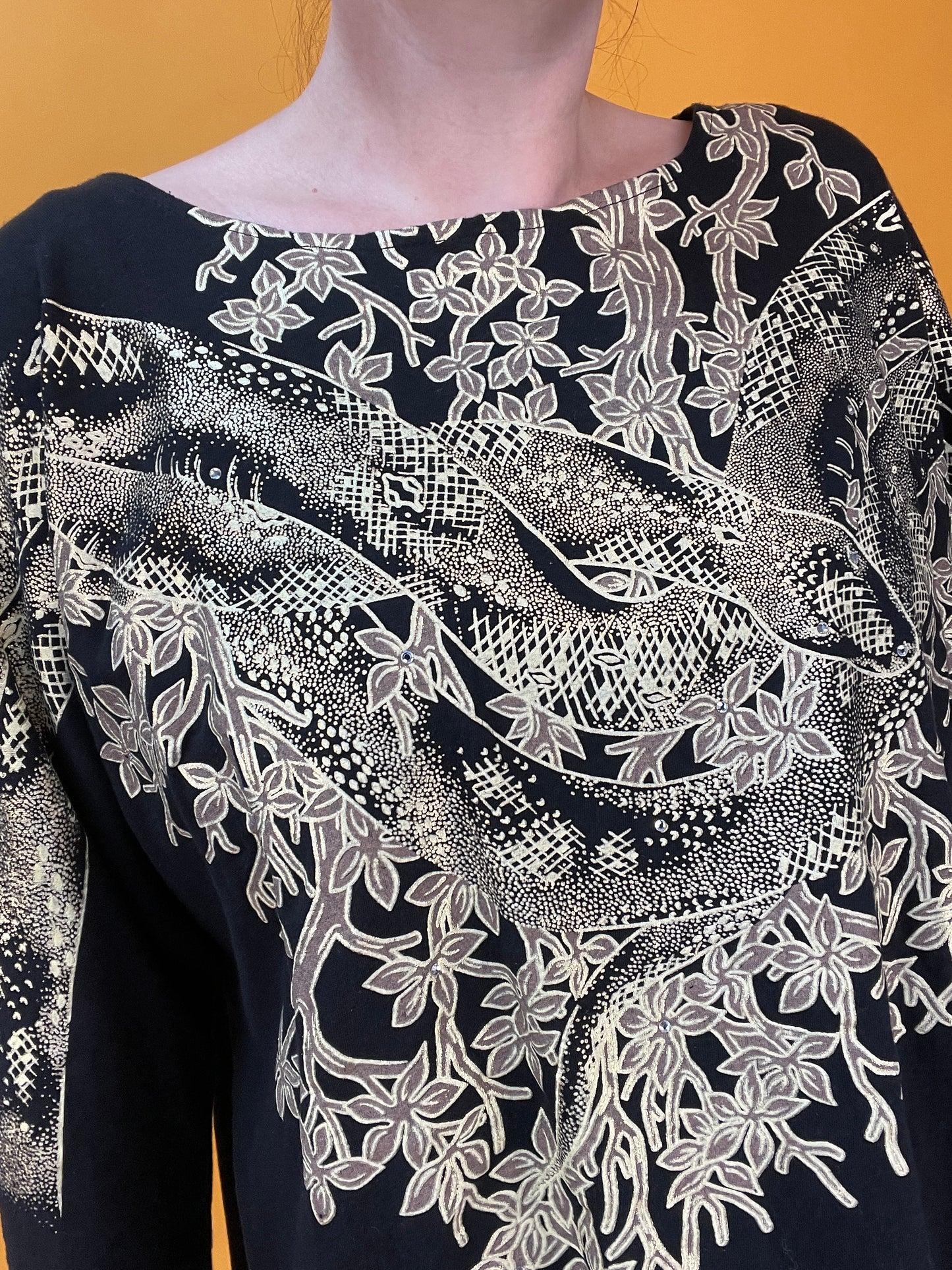 Glamouröses Longsleeve mit goldener Schlange im Blätterwald
