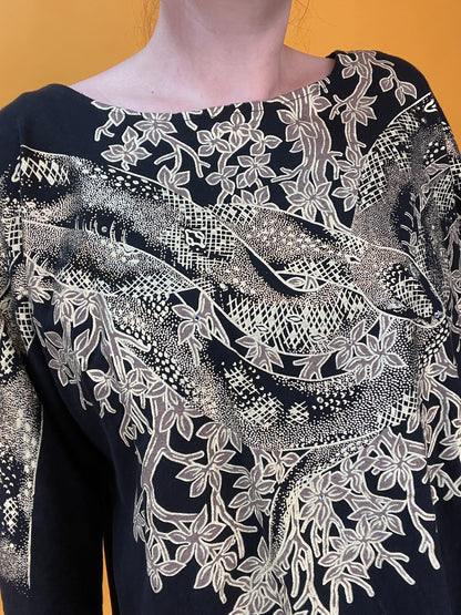 Glamouröses Longsleeve mit goldener Schlange im Blätterwald
