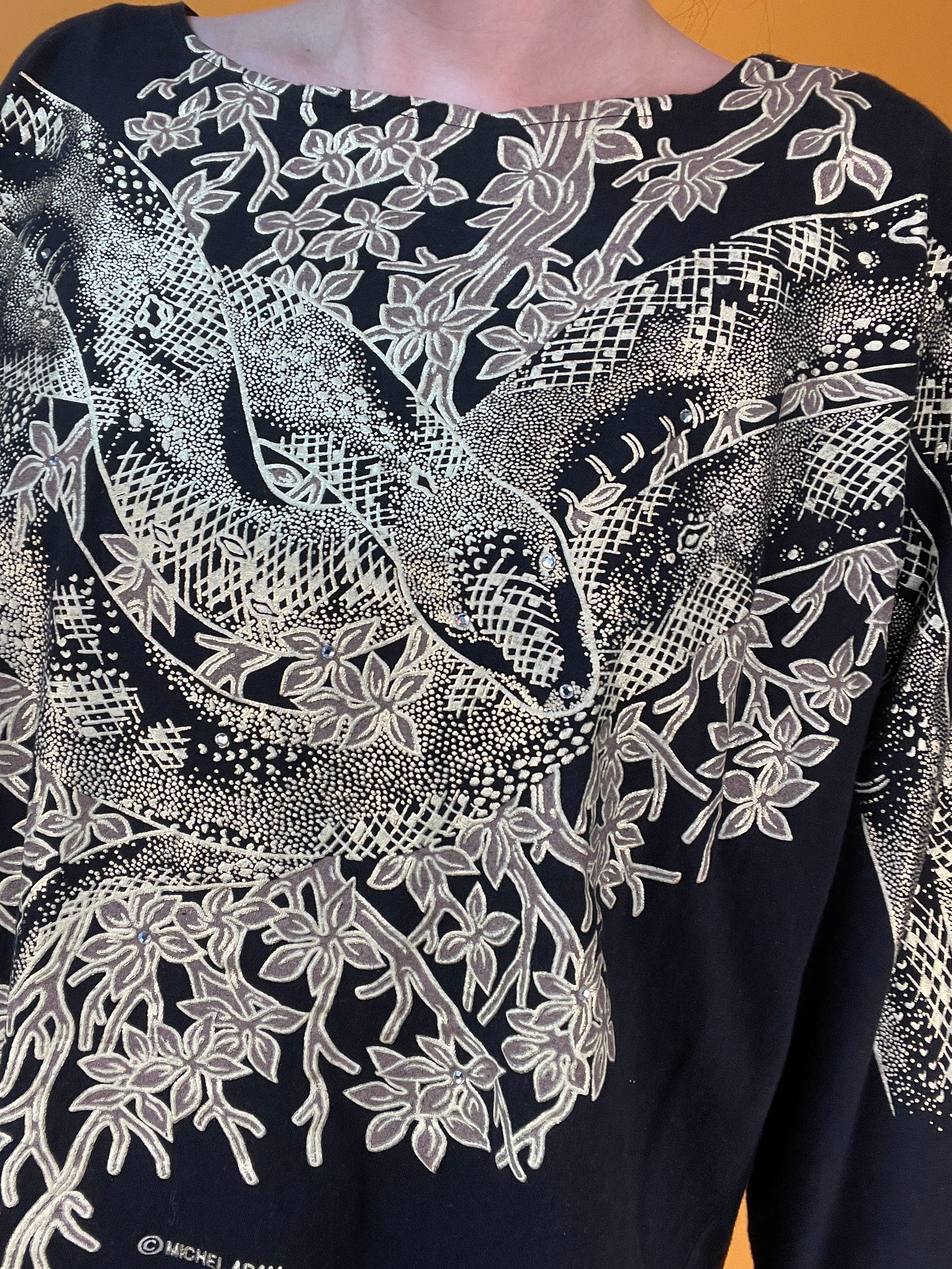 Glamouröses Longsleeve mit goldener Schlange im Blätterwald