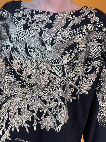 Glamouröses Longsleeve mit goldener Schlange im Blätterwald