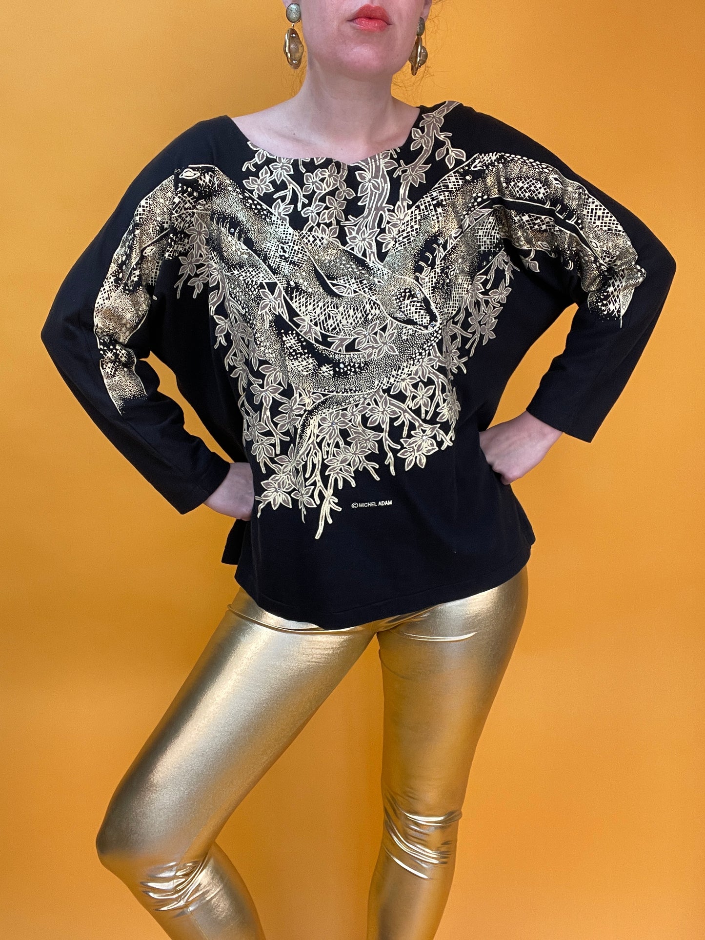 Glamouröses Longsleeve mit goldener Schlange im Blätterwald