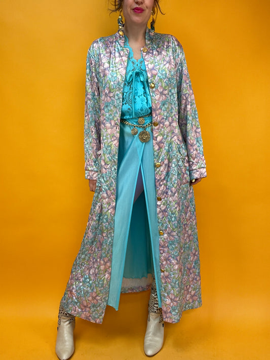 Famoser 70s Morgenmantel mit satinhaft schimmerndem Pastellblumen-Print