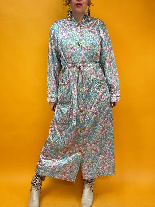 Famoser 70s Morgenmantel mit satinhaft schimmerndem Pastellblumen-Print