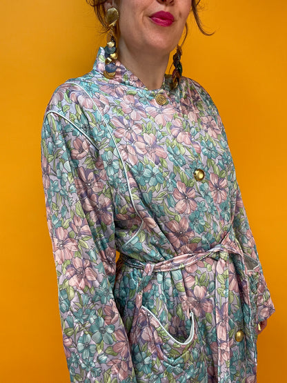 Famoser 70s Morgenmantel mit satinhaft schimmerndem Pastellblumen-Print