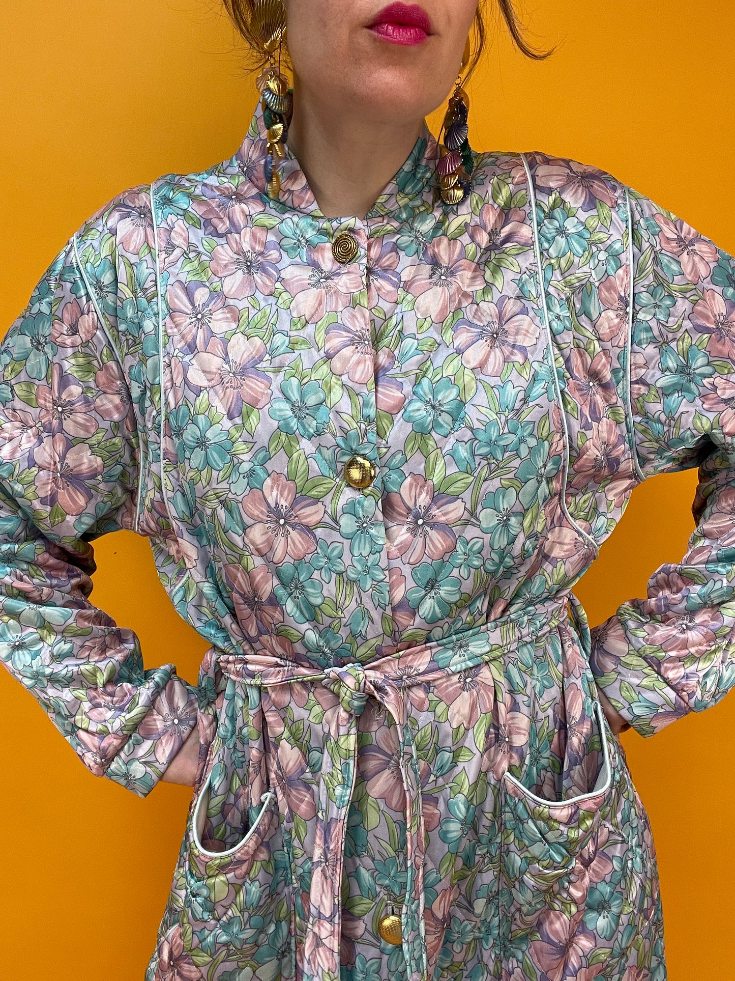Famoser 70s Morgenmantel mit satinhaft schimmerndem Pastellblumen-Print