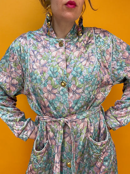 Famoser 70s Morgenmantel mit satinhaft schimmerndem Pastellblumen-Print