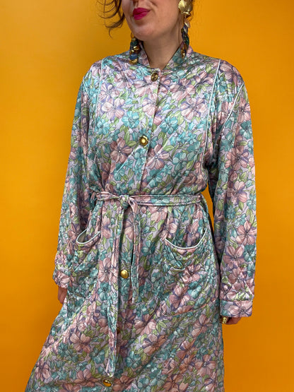 Famoser 70s Morgenmantel mit satinhaft schimmerndem Pastellblumen-Print