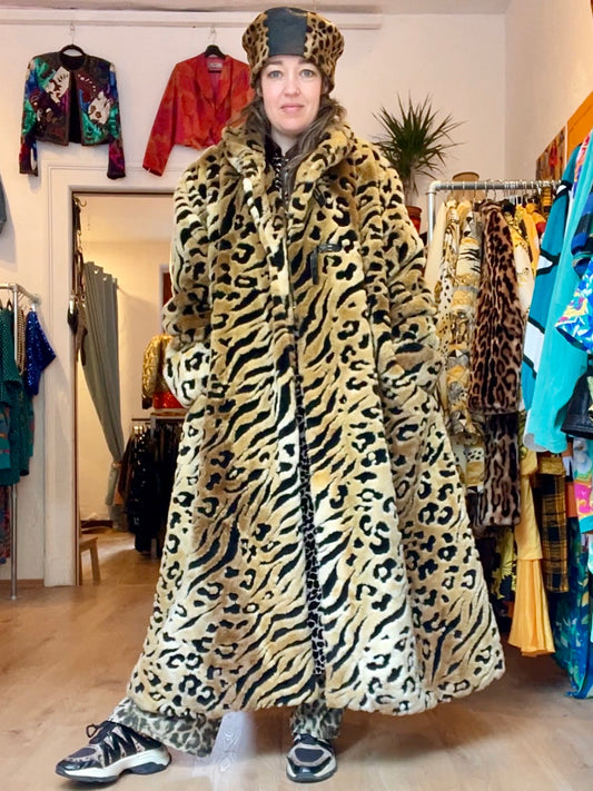 Langer Kunstfellmantel mit Leo-Tigerprint