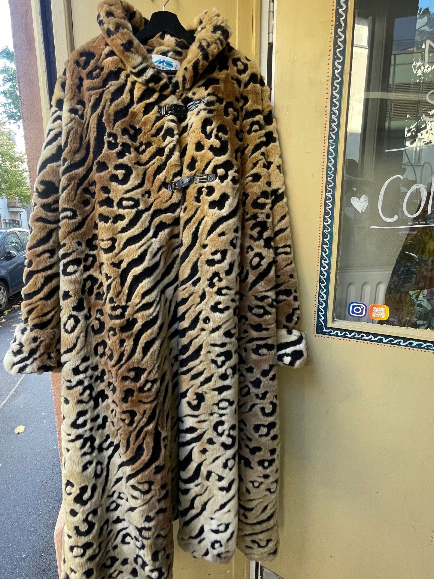 Langer Kunstfellmantel mit Leo-Tigerprint