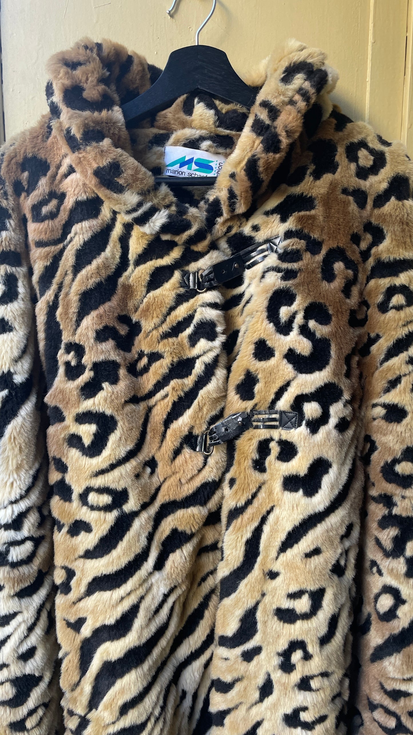 Langer Kunstfellmantel mit Leo-Tigerprint