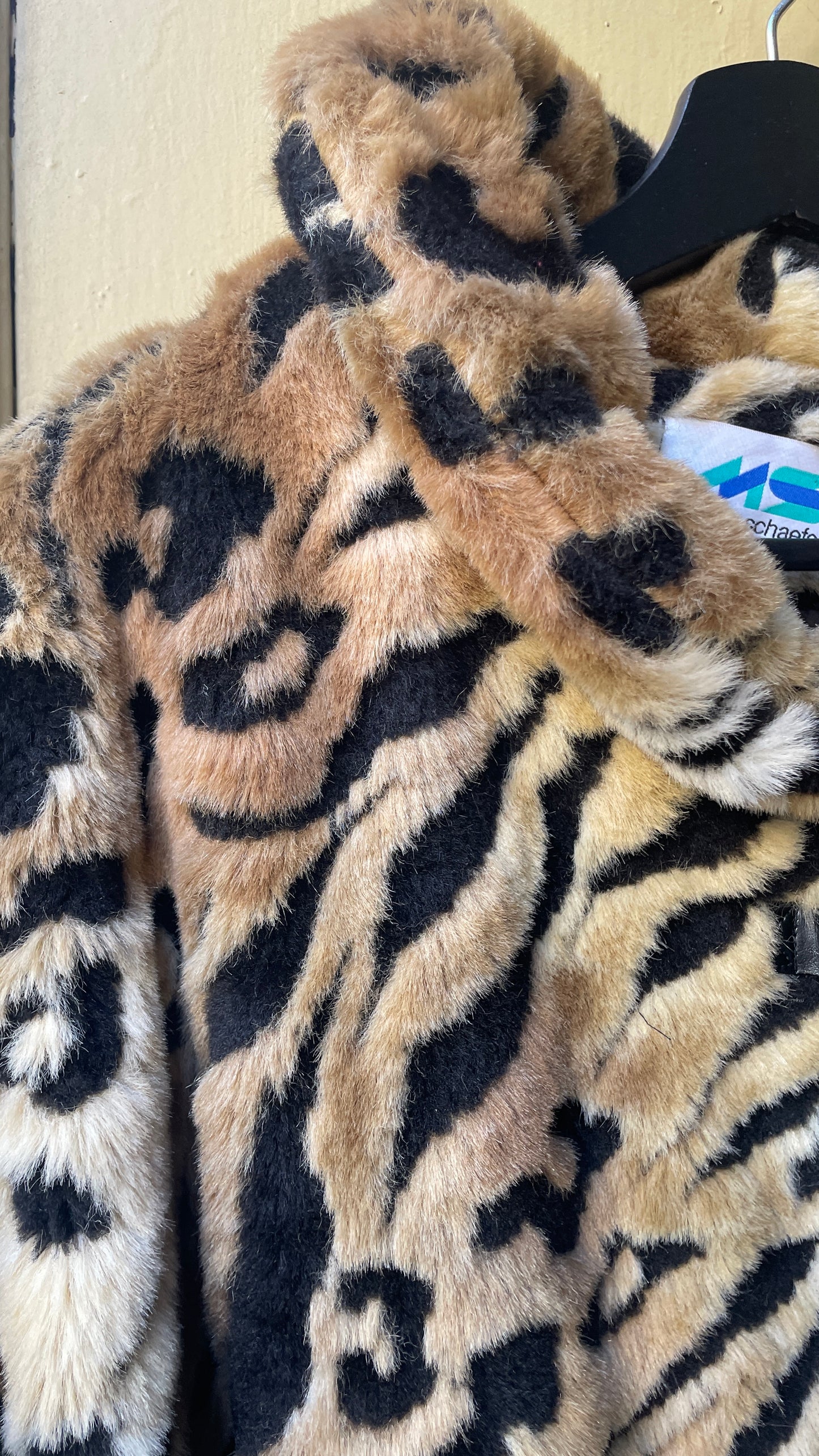 Langer Kunstfellmantel mit Leo-Tigerprint