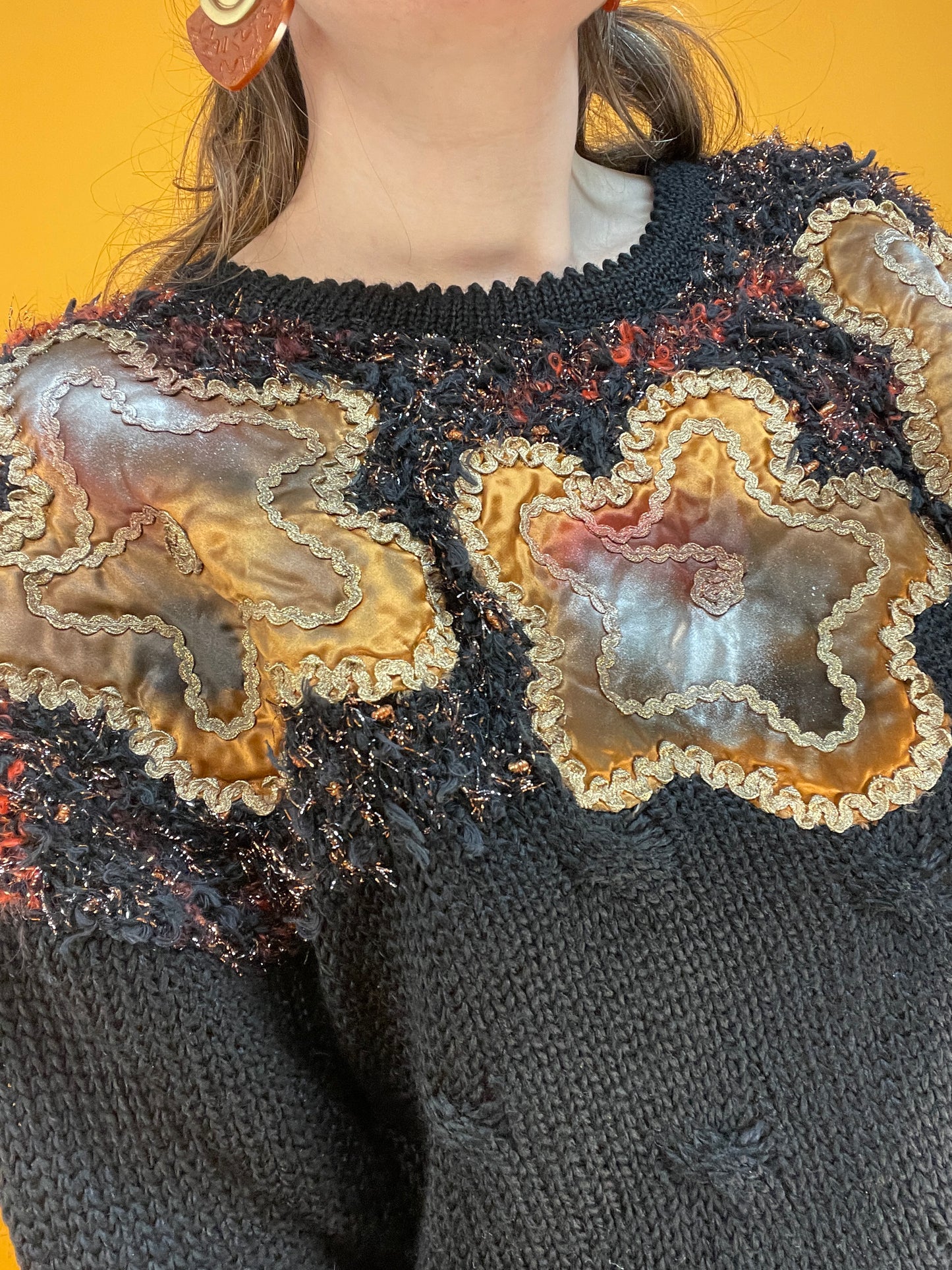 80s/90s Pulli mit metallic Blumen-Applikationen