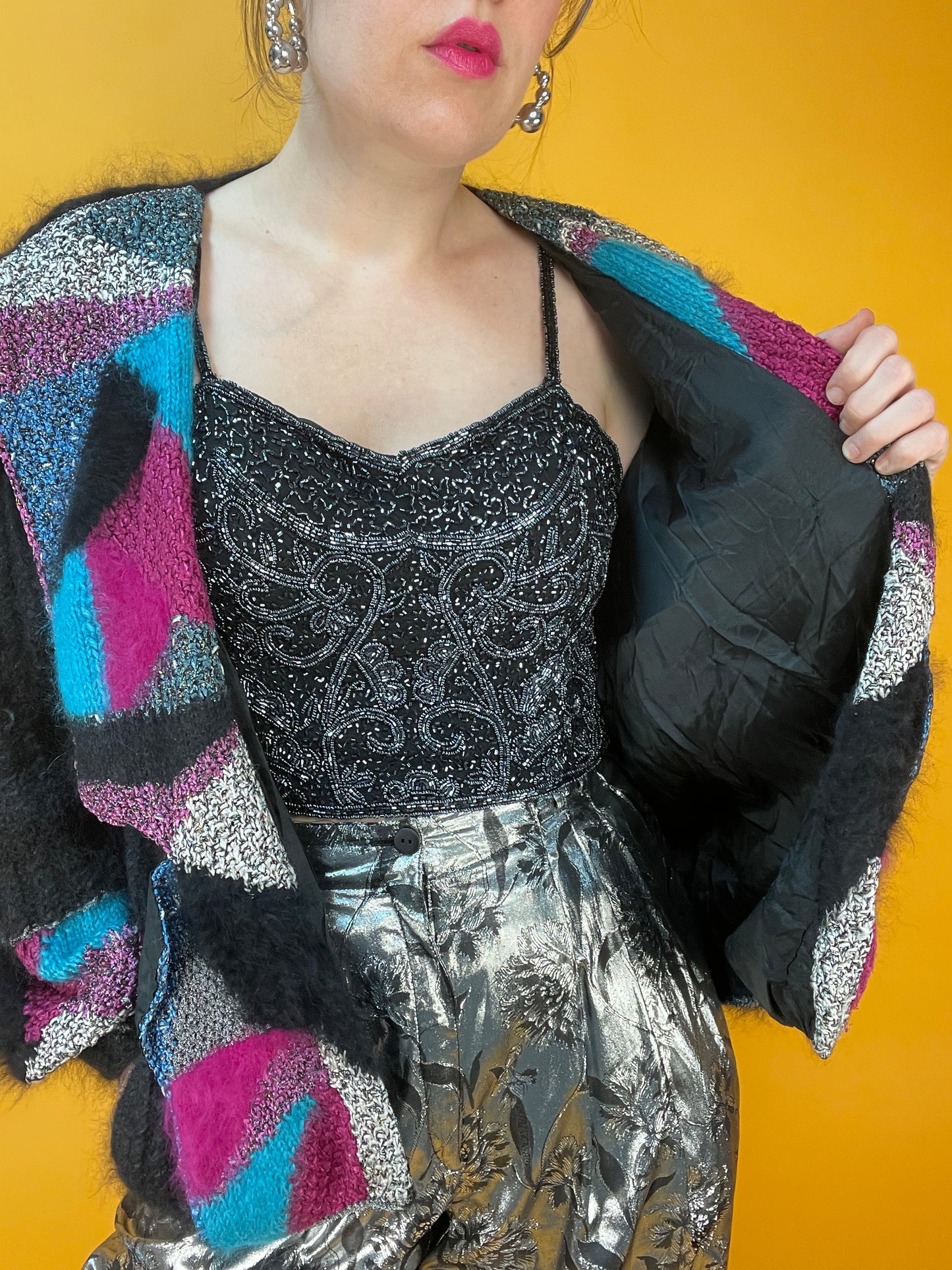 Handgestrickter Open Front Cardigan mit buntem Kragen und Glitzer