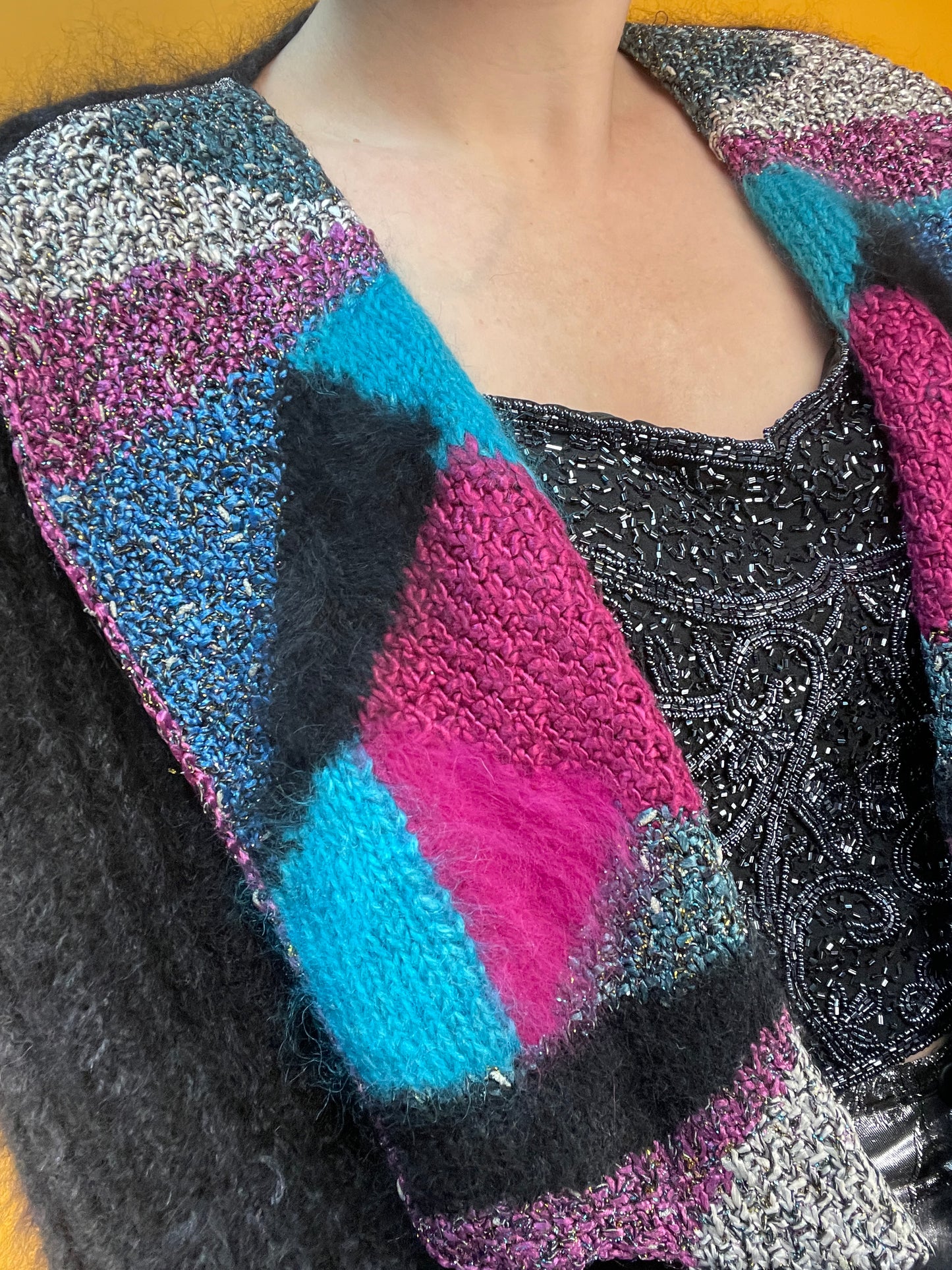 Handgestrickter Open Front Cardigan mit buntem Kragen und Glitzer