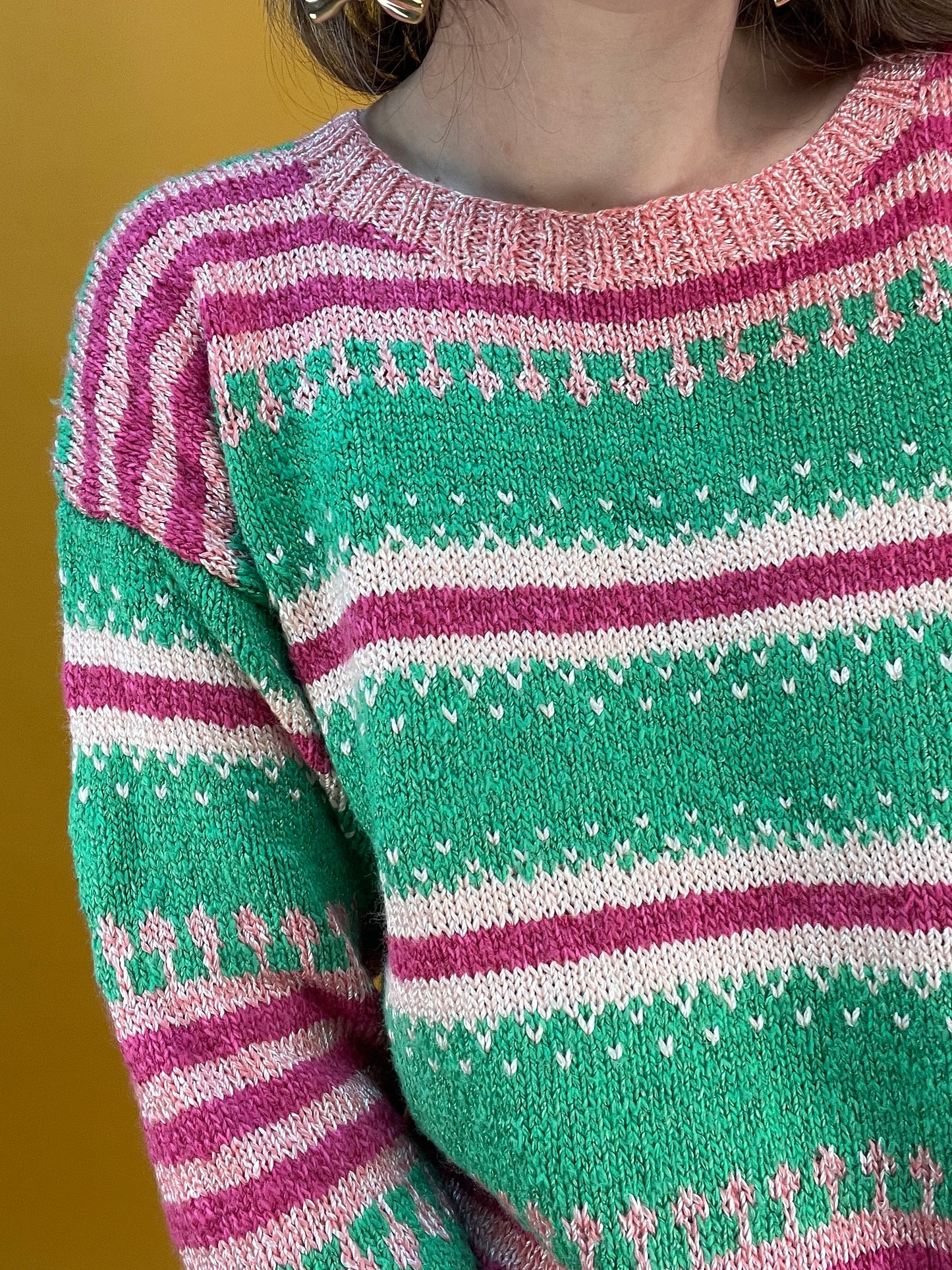 Handmade Strickpullover mit dynamischem Streifenmuster