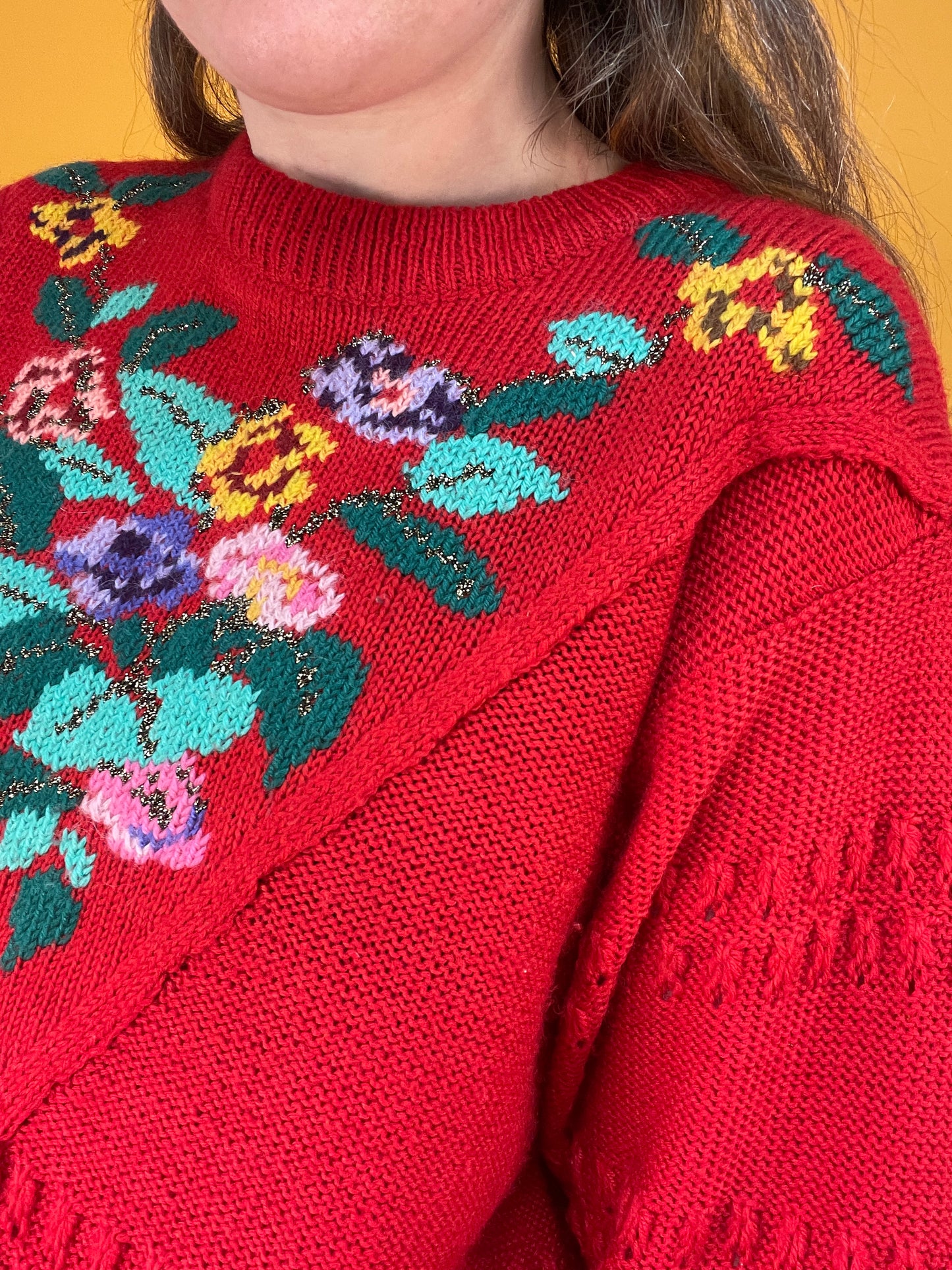 Süßer Strickpulli mit glitzernden Blumen