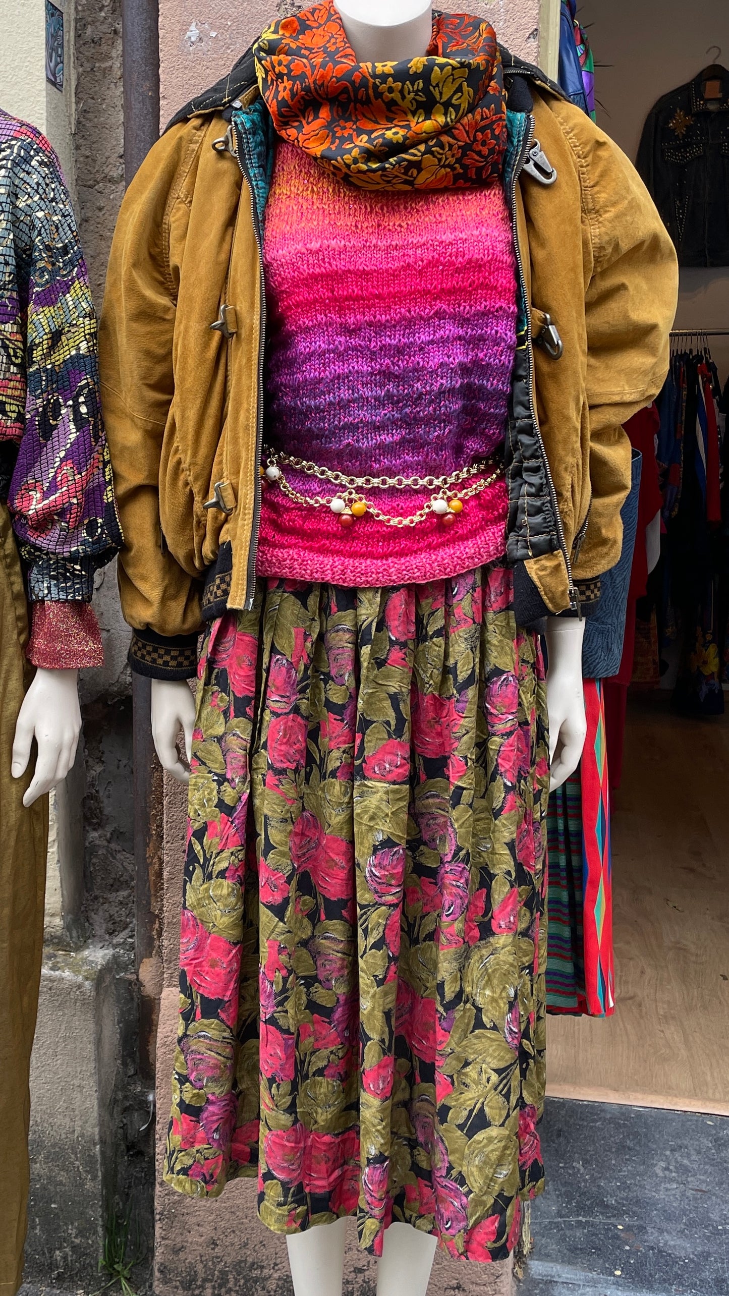 Herbstlicher Faltenrock mit Blumenprint