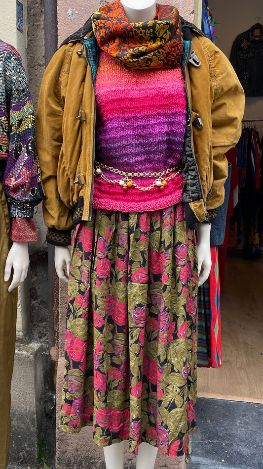 Herbstlicher Faltenrock mit Blumenprint