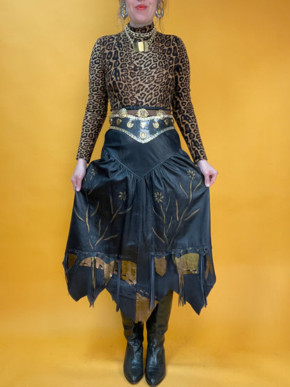 Glamouröser 80s Westernrock aus Leder mit goldfarbenen Akzenten und Fransenbesatz