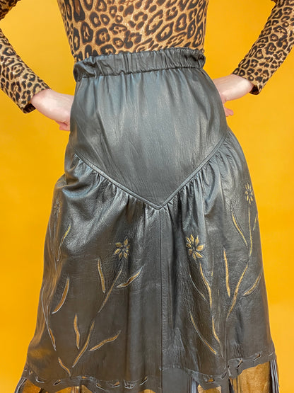 Glamouröser 80s Westernrock aus Leder mit goldfarbenen Akzenten und Fransenbesatz