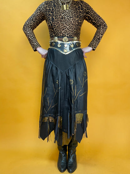 Glamouröser 80s Westernrock aus Leder mit goldfarbenen Akzenten und Fransenbesatz