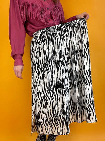 Sommerlich-luftiger Midirock mit Zebraprint