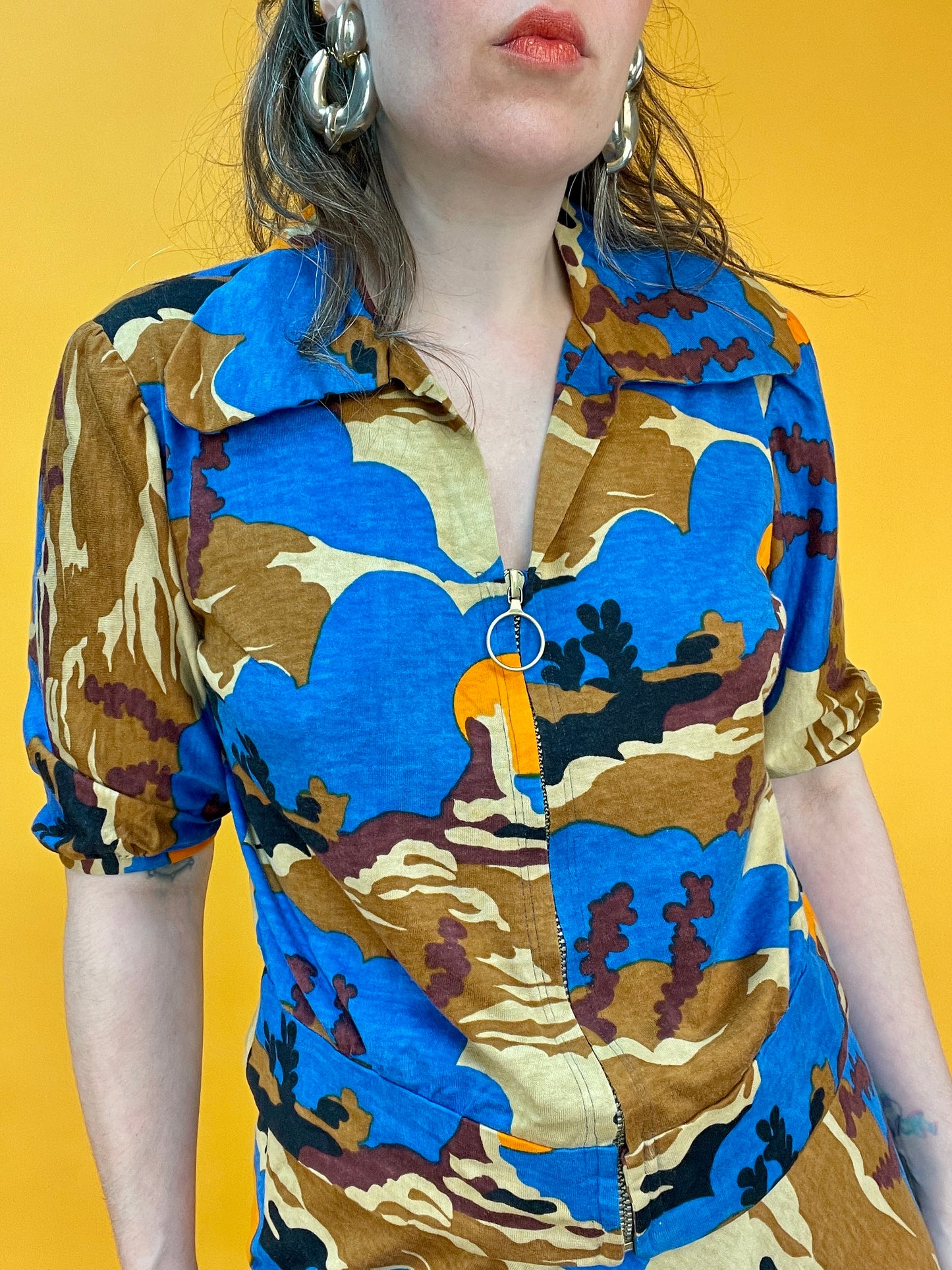 Famoser 70s Jersey Zweiteiler mit sommerlichem Wüstenszenario