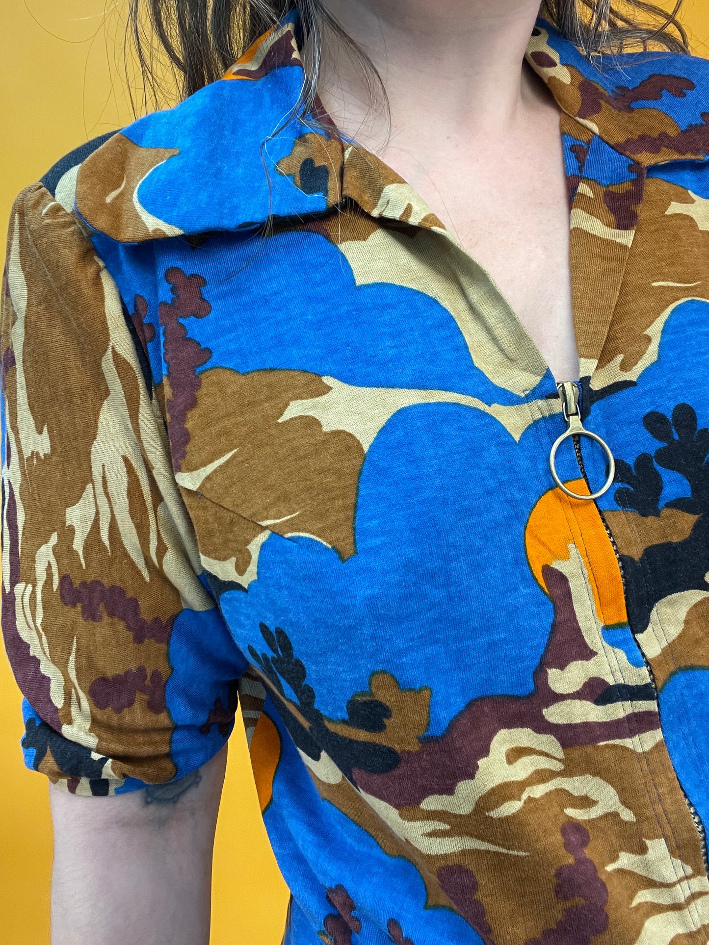 Famoser 70s Jersey Zweiteiler mit sommerlichem Wüstenszenario