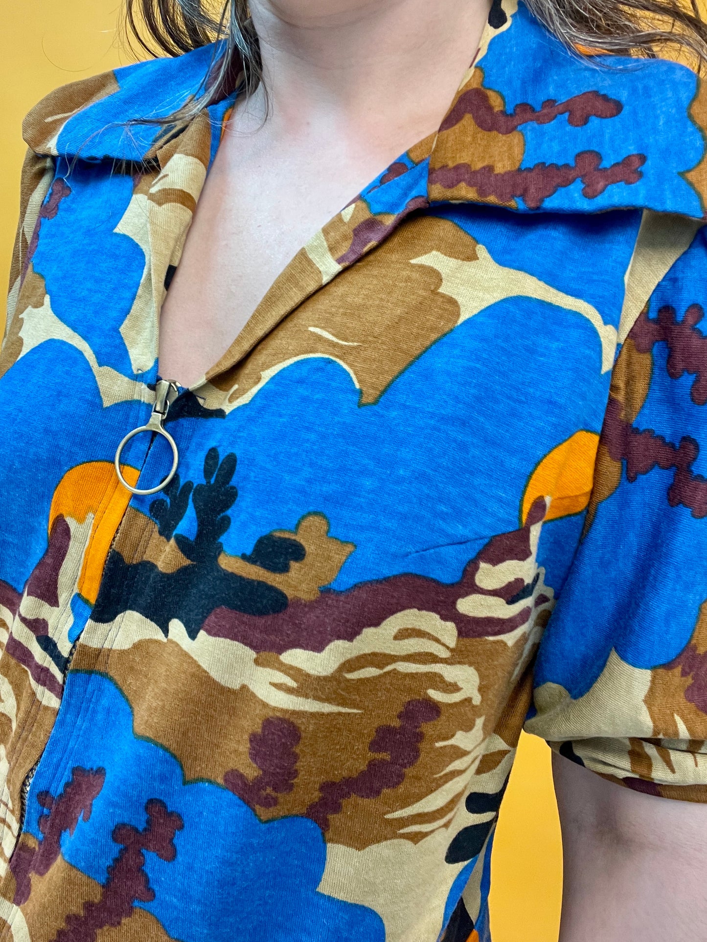 Famoser 70s Jersey Zweiteiler mit sommerlichem Wüstenszenario