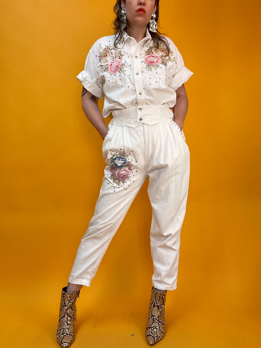 80s Set aus weißem Denim mit bunten Glitzersteinen und Rosenapplikationen