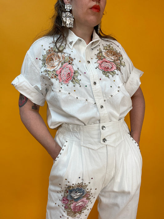 80s Set aus weißem Denim mit bunten Glitzersteinen und Rosenapplikationen