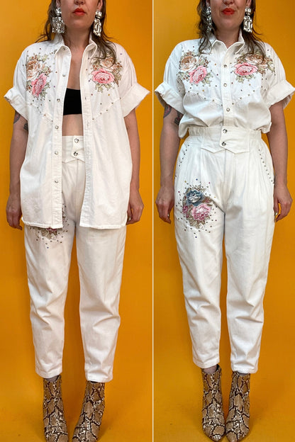 80s Set aus weißem Denim mit bunten Glitzersteinen und Rosenapplikationen