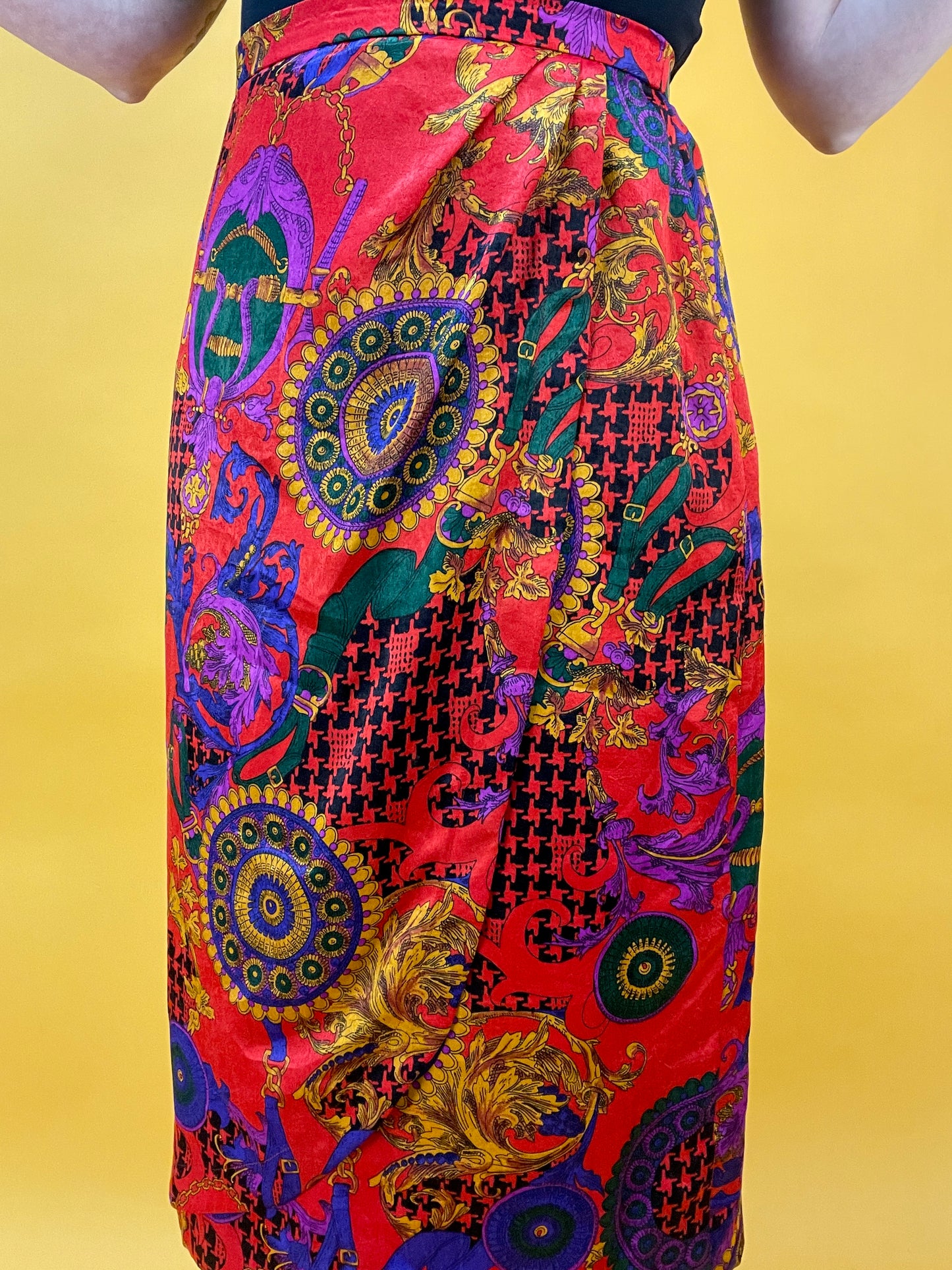 Opulentes 80s Set aus Rock und Überwurf mit aufdringlichem Print