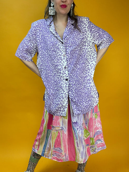 Sommerliches Blusenshirt mit coolem fliederfarbenem Leoprint