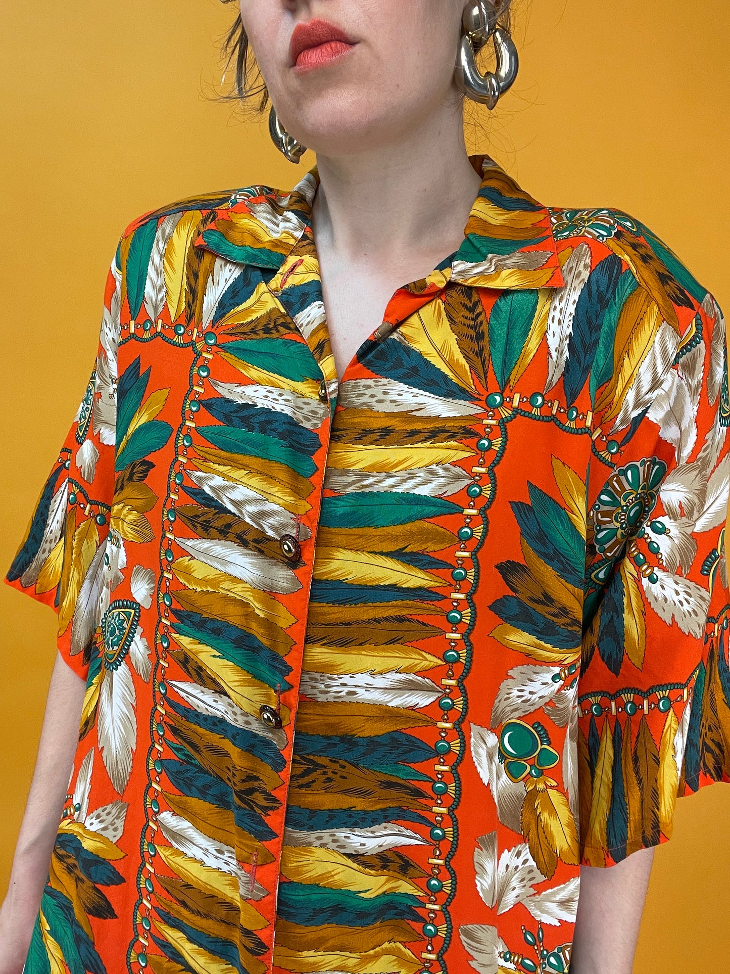 Knalliges Crazy Patternshirt mit Federprint