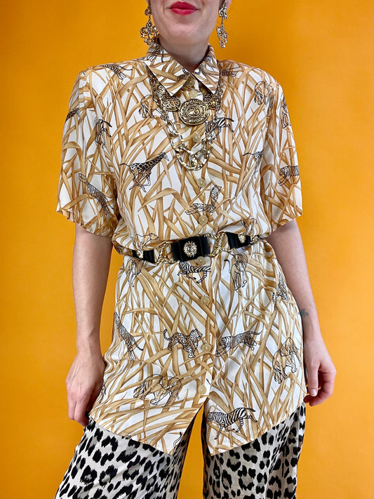 „Hide and Seek“-Seidenshirt mit tierischen Überraschungen zwischen wildwucherndem Steppengras