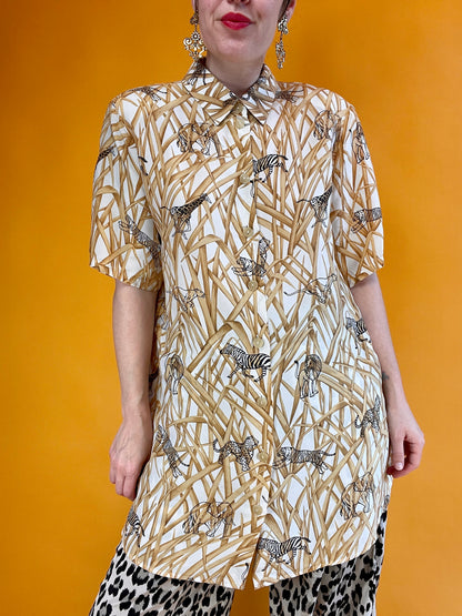„Hide and Seek“-Seidenshirt mit tierischen Überraschungen zwischen wildwucherndem Steppengras