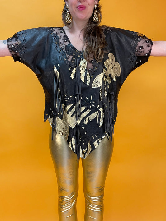 Opulent verziertes 80s Ledershirt mit Fransen, Nieten und Spitze