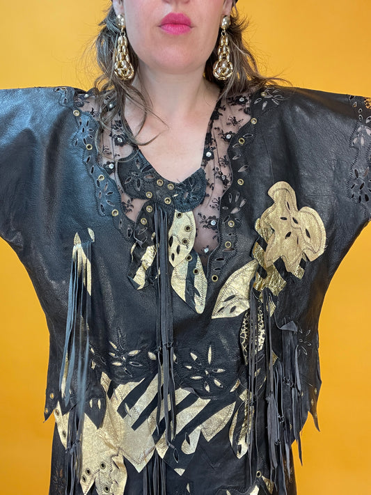 Opulent verziertes 80s Ledershirt mit Fransen, Nieten und Spitze